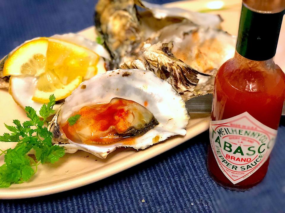 タバスコ＆牡蠣

 #牡蠣  #タバスコ  #ビールによく合うおつまみ  #おつまみ  #松島産  #宮城県産  #殻付き牡蠣  #真牡蠣  #いただきもの  #前菜